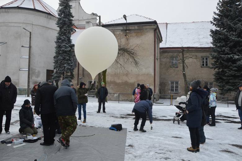 Balon z życzeniami dla babć i dziadków wystartował z Łowicza i wniósł się na 32,7 km [ZDJĘCIA]