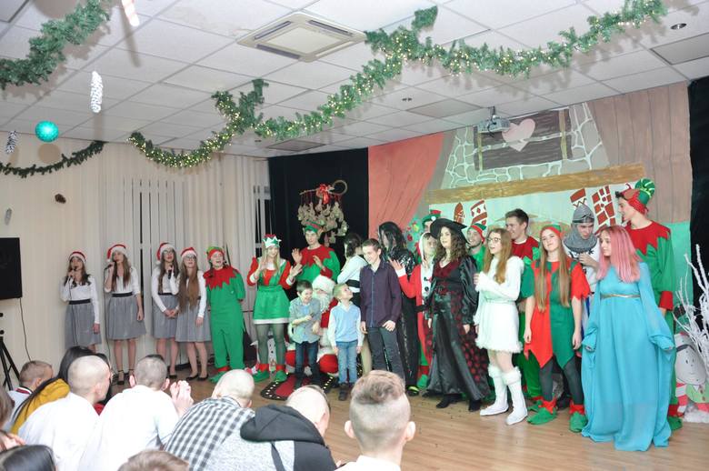 Uczniowie ze Zduńskiej Dąbrowie podzielili się świąteczną radością z dziećmi z Gostynina [ZDJĘCIA]