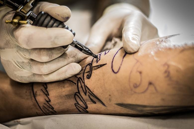Coraz więcej osób zwłaszcza młodych, decyduje się na ozdobienie swojego ciała tatuażami, nie zdając sobie sprawy z zagrożeń dla zdrowia.  