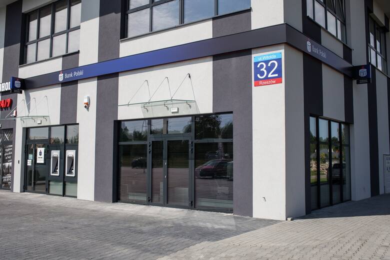 Oddział 8 PKO Banku Polskiego w Rzeszowie w nowym formacie i pod nowym adresem – nowocześniejszy i bardziej cyfrowy.