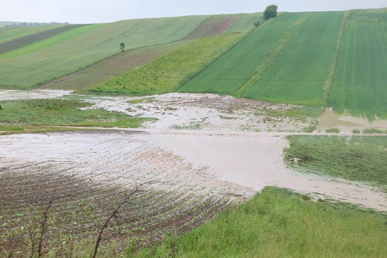 Po deszczach woda spływała ze stoków wzgórz