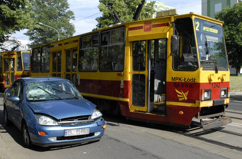 Do wypadku doszło na ul. Narutowicza 130, w miejscu, gdzie tory tramwajowe przecinają pas jezdni. 