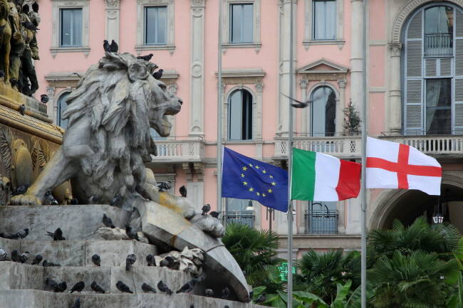 Do dnia pogrzebu Silvio Berlusconiego flagi we Włoszech opuszczone są do połowy masztu.
