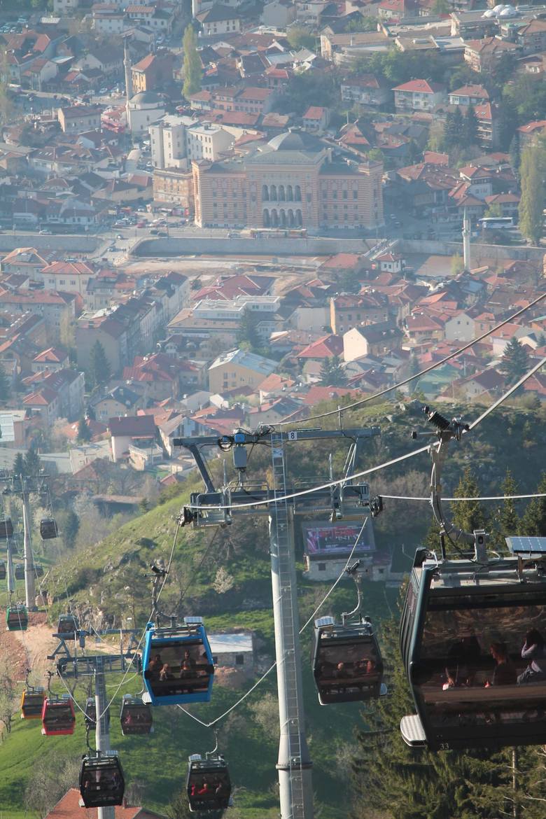 Sarajewo oglądane z Trebevicia. Na dole widać gmach ratusza.