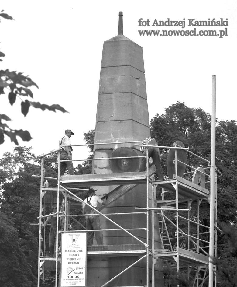 Pomnik Wdzięczności został odsłonięty 9 maja 1946 roku. Decyzja o jego rozbiórce zapadła w roku 1997.  Miało pójść gładko szybko, okazało się jednak, że betonowy monument będzie bardzo twardym orzechem do zgryzienia