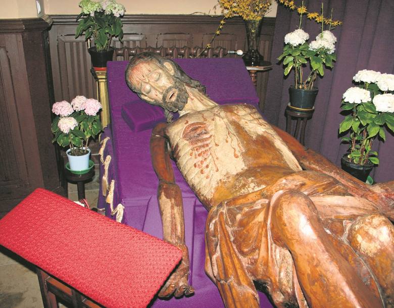 W Chełmnie nad Wisłą zachowała się gotycka figura Chrystusa z XIV wieku z ruchomymi ramionami. Rzeźba ta, do dziś wystawiana jest w Grobie Pańskim w