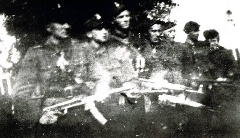 Żołnierze oddziału „Bora", od lewej: „Borys", „Tarzan", „Góral", „Wilk" i „Wicher". Zdjęcie wykonano