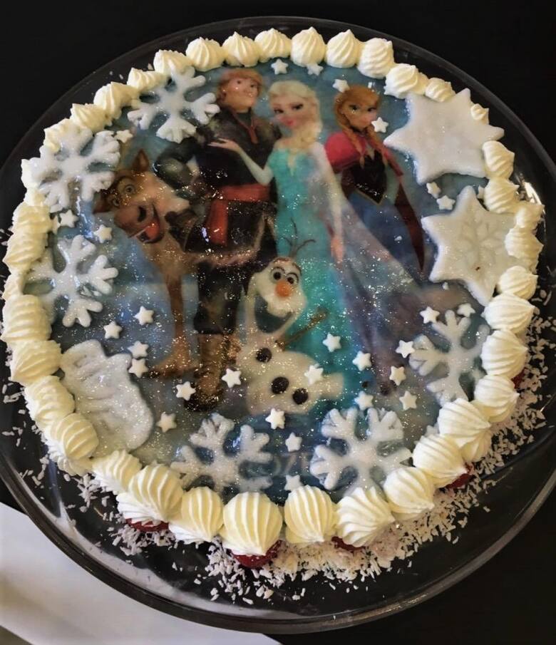 Tort z wizerunkiem bohaterów z Krainy lodów.