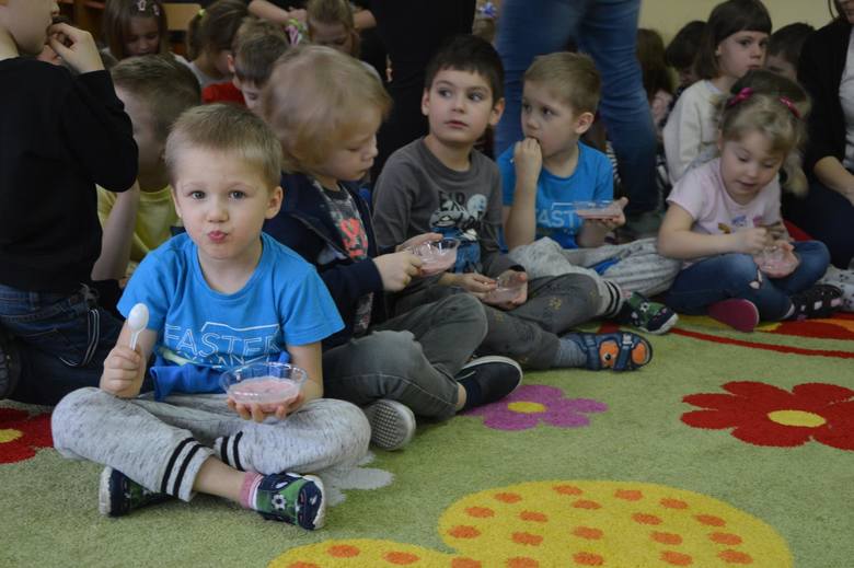 Maluchy z placówek promujących zdrowie spotkały się w Przedszkolu nr 4 w Łowiczu [ZDJĘCIA]