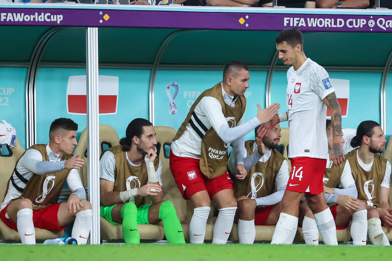 Jakub Kiwior schodzi na ławkę rezerwowych w meczu Polska - Francja (1:3) w 1/8 finału mistrzostw świata 2022