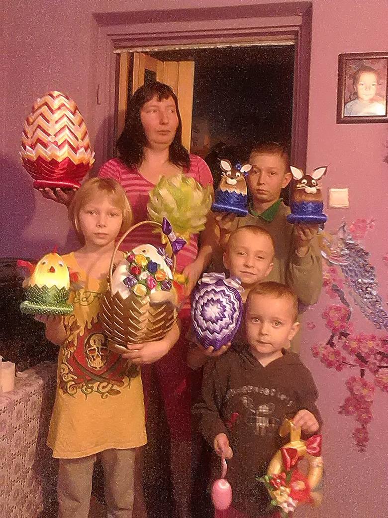 Pani Katarzyna Bednarz i jej dzieci, które już pomagają mamie w tworzeniu pięknych ozdób. 