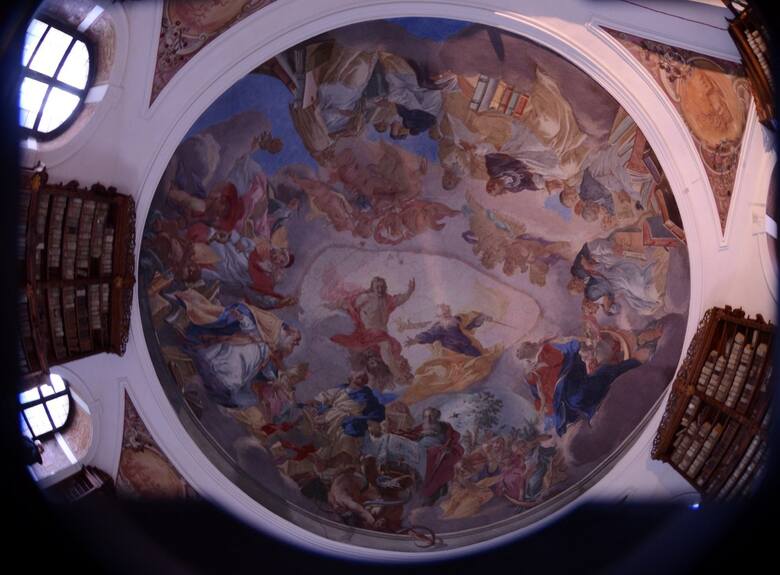 Pierwszy fresk przedstawia alegorię Kościoła, który wyobrażono jako niewiastę siedzącą na tronie. Drugi to apoteoza zgromadzenia oddającego hołd Trójcy