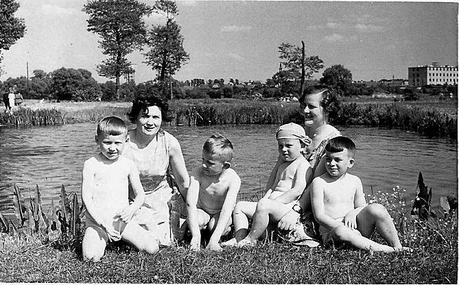 W 1959 roku zdjęcie wykonał Jerzy Bartosiewicz, ojciec pana Wiesława. Na zdjęciach on z mamą, bratem i kolegami.