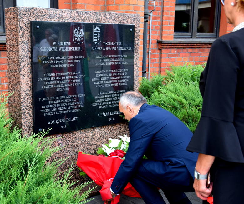 Złożenie kwiatów pod tablicą upamiętniającą przyjaźń i pomoc narodu węgierskiego podczas wojny polsko-bolszewickiej [ZDJĘCIA]