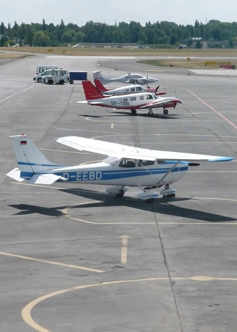 Wśród lądujących w Łodzi powietrznych taksówek  i prywatnych samolotów przeważają niewielkie cessny.