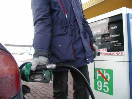 Fot. Magdalena Chałupka  Specjaliści oceniają, że cena litra benzyny może osiągnąć magiczną kwotę 5 zł.