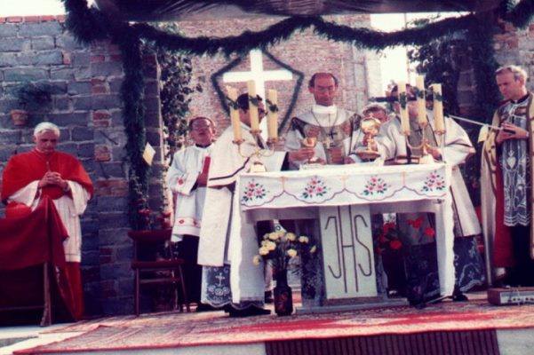26 czerwca 1983 roku kardynał Joseph Ratzinger, ówczesny prefekt Kongregacji Nauki Wiary (na zdjęciu pierwszy z lewej) pobłogosławił w Choruli kamień