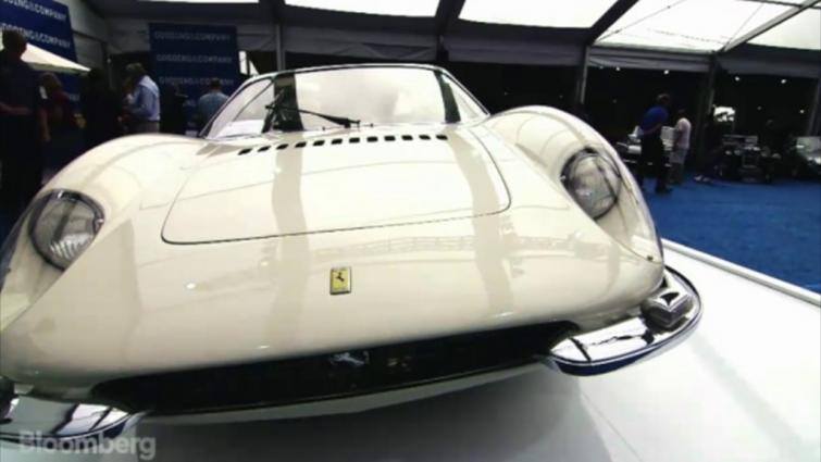 Trzyosobowa wyścigówka od Ferrari, z kierownicą pośrodku. Wartość? 25 mln dolarów (WIDEO)