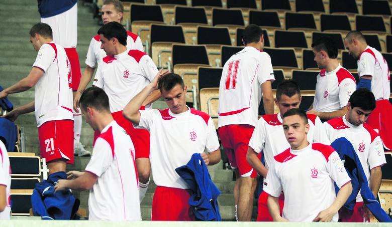 Piłkarze ŁKS przed sesją zdjęciową.