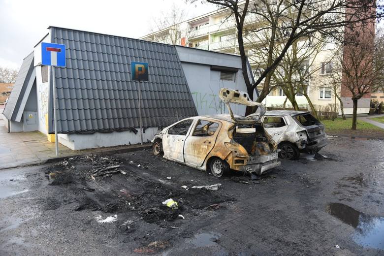 Ze wstępnych ustaleń policji w tej sprawie wynika, że źródło ognia było w jednym ze stojących na parkingu pojazdów. Od niego zapaliły się inne