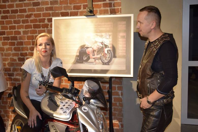 W Centrum Kultury i Sztuki odbył się wernisaż wystawy fotograficznej, której bohaterkami są skierniewickie motocyklistki. Zdjęcia z ich udziałem wypełniają również kalendarz na 2019 rok. Dochód ze sprzedaży tego kalendarza zostanie przeznaczony na leczenie chorego Stasia ze Skierniewic.