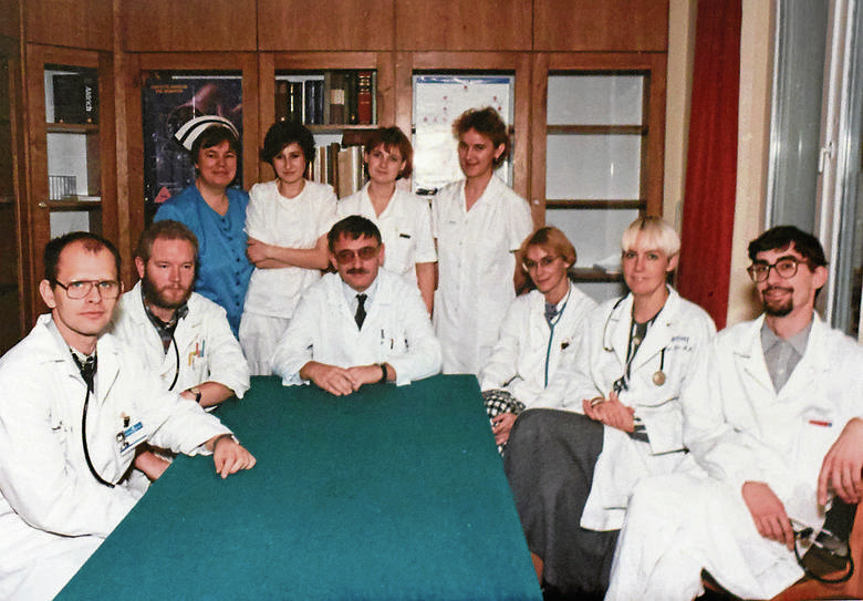 Od lewej: dr Jan Maciej Zaucha, dr Wojciech Baran, prof. Andrzej Hellmann, dr Maria Bieniaszewska, dr Hanna Ciepłuch i dr Witold Prejzner. W czepku Teresa