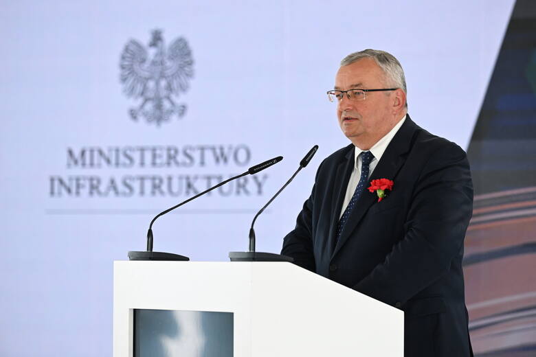 Minister infrastruktury Andrzej Adamczyk podczas uroczystej inauguracji budowy fabryki folii miedzianej do baterii samochodów elektrycznych w Stalowej