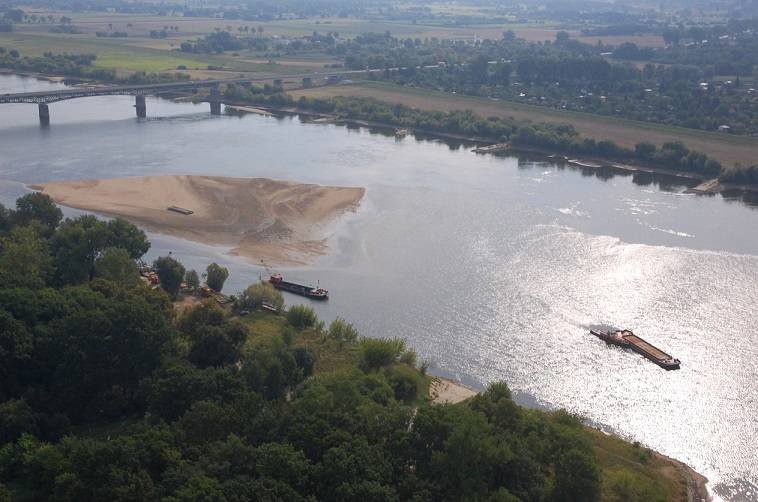 Prace bagrownicze przed mostem w Chełmnie wskazują o mniejszym transporcie rumowiska w dół rzeki (tylko lokalnie).