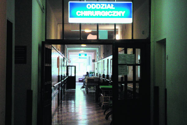 Lekarze Wojewódzkiego Specjalistycznego Szpitala w Zgierzu próbowali ratować oko pogryzionej.