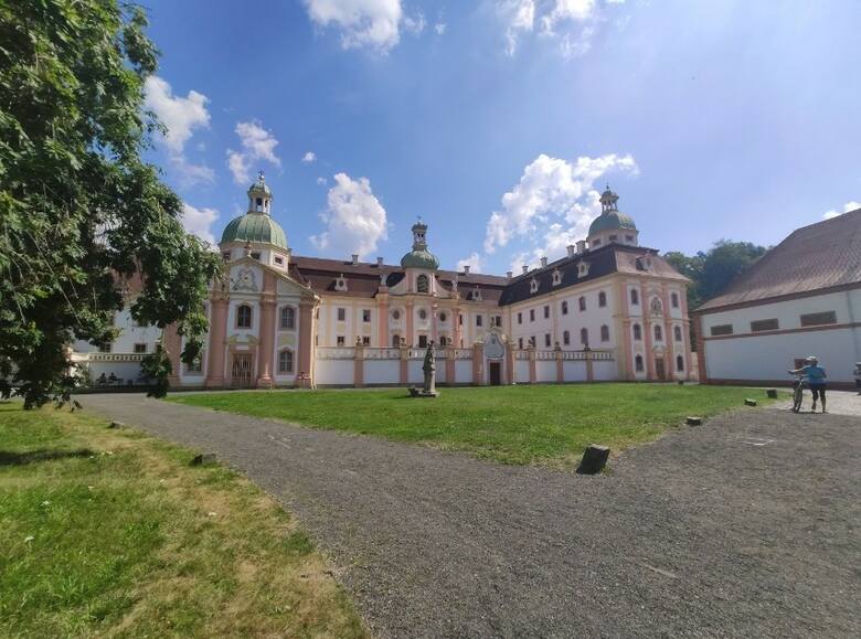 Został wybudowany pod koniec XIII wieku z inicjatywy czeskiej królowej Kunegundy. Przez lata się przeobrażał i transformował. Do dziś można podziwiać