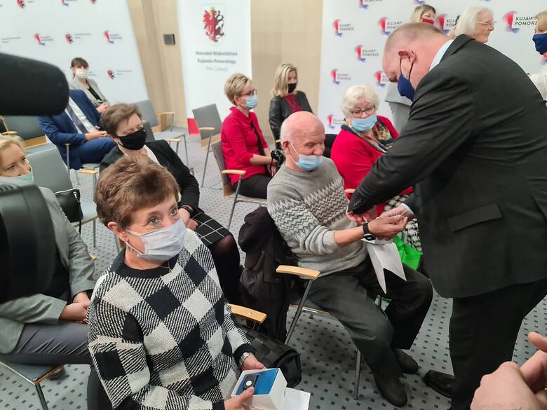 W poniedziałek w Urzędzie Marszałkowski bransoletki życia odebrali przedstawiciele 18 samorządów