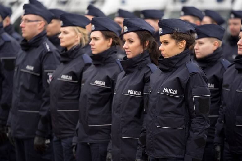 Kujawsko-Pomorskie, ślubowanie nowych policjantów (2019 rok). Spotkanie z agresją jest wpisane w ich służbę. Mundurowych chroni też jednak w pracy prawo,