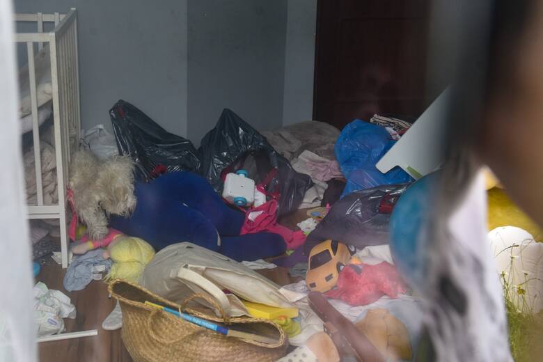 Zwłoki 3-letneij Mai odkryto w domu w Szabdzie pod Brodnicą 23 czerwca 2022 roku. Leżały zawinięte w dywan w dziecięcym łóżeczku. Za zabójstwo córki