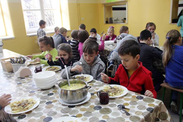 7. Przychodź na posiłki w wyznaczonych godzinach i siadaj w wyznaczonych miejscach. <br /> <br /> W szkolnych stołówkach nadal będą wydawane posiłki. Zaleca się jednak, aby w miarę możliwości dzieci spożywały je w tych samych grupach, a najlepiej siedząc przy stolikach z kolegami z klasy. <br...