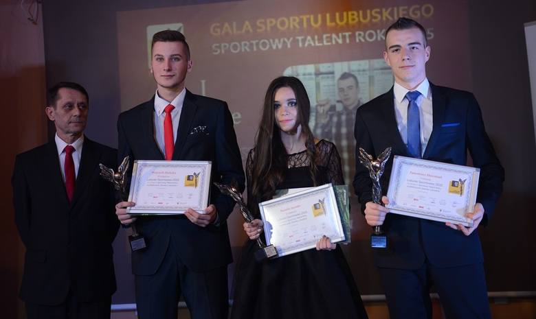 Najpopularniejsi w kategorii Sportowy Talent 2015, od lewej: Wojciech Malajka, Natalia Suśniło i Tymoteusz Marciniak wraz ze Zbigniewem Bermesem ze Szkolnego Związku Sportowego