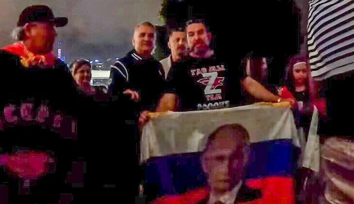 Ojciec Novaka Djokovicia pozował przed kortem centralnym w Melbourne Park z fanem, ubranym w koszulkę z literą Z – symbolem inwazji na Ukrainę, prezentującym