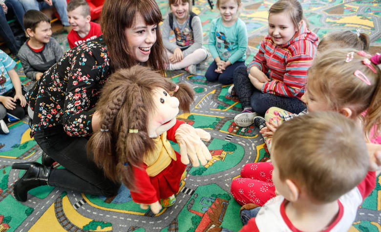 Pokazowa lekcja z użyciem muppeta Leny została przeprowadzona w przedszkolu. Maluchy bardzo szybko złapały kontakt z nietypowym „belfrem”  i chętnie brały udział w zajęciach.