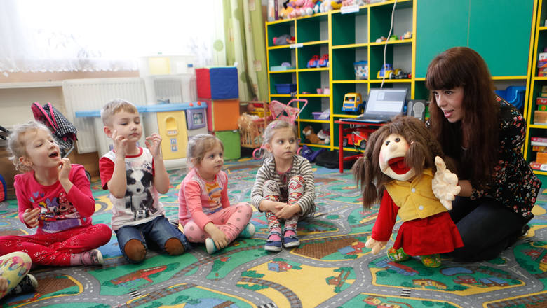 Pokazowa lekcja z użyciem muppeta Leny została przeprowadzona w przedszkolu. Maluchy bardzo szybko złapały kontakt z nietypowym „belfrem”  i chętnie brały udział w zajęciach.