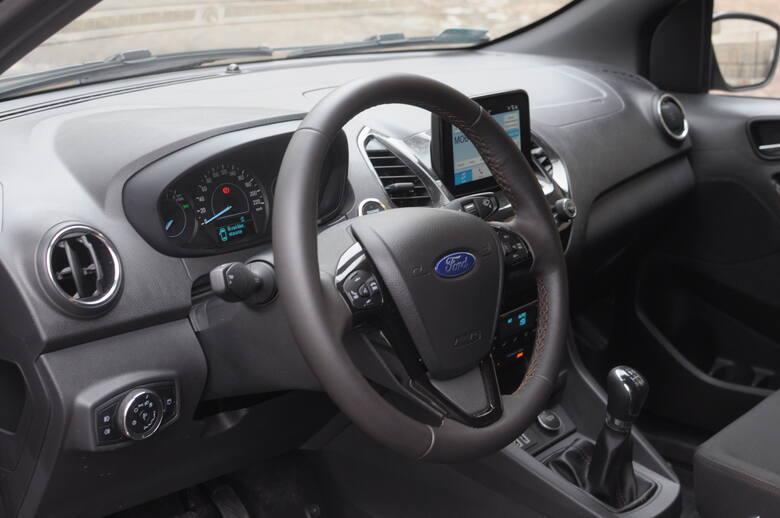 Forda Ka+ ActiveCeny Forda Ka+ Active zaczynają się od 56350 zł. W podstawowym wyposażeniu jest m.in. 6 poduszek powietrznych, elektrycznie sterowane