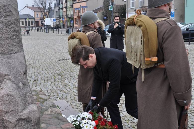 Wojewoda Tobiasz Bocheński składa kwiaty pod pomnikiem na Nowym Rynku
