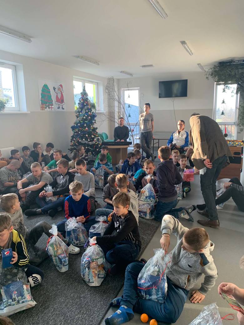 PCK w Łowiczu przygotował świąteczne paczki dla młodzieży z MOS w Kiernozi [ZDJĘCIA]