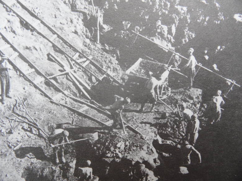 Jeńcy wojenni podczas robót ziemnych na terenie rydułtowskiej kopalni w 1944 roku