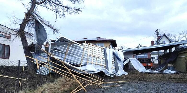 Silny wiatr zerwał dach na magazynie budowlanym w Sidzinie (pow. suski)