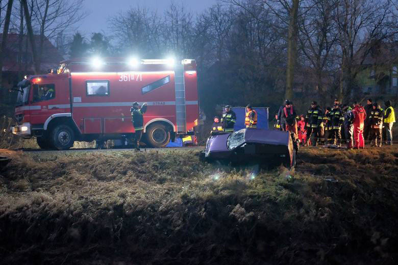 Wypadek mercedesa na ul. Krakowskiej w Rzeszowie. 20-latek miał zakaz jazdy autem. Wypił, pojechał, zginął kolega