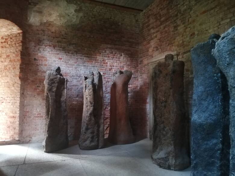Rzeźby Bożeny Biskupskiej znalazły swoje miejsce w monumentalnym holu w sanatorium Brehmera. Polska artystka eksplorująca przestrzenie malarskie, rzeźbiarskie,