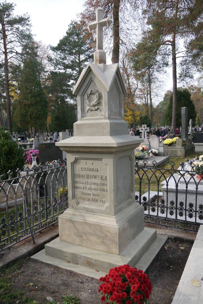 Pomnikiem, który w tym roku także został poddany pracom konserwatorskim jest grób urzędniczki Stefani Dmochowskiej.