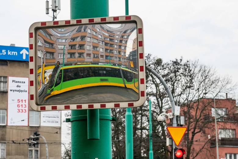 Eksperci Siemensa Mobility przebadali ok. 2,9-kilometrowy odcinek Głogowskiej – od mostu Dworcowego do ul. Ściegiennego. Przeprowadzili ręczne pomiary ruchu na każdym ze skrzyżowań, korzystali też z automatycznych pomiarów – sygnalizacje świetlne mają pętle detekcyjne, dzięki którym rejestrowany...