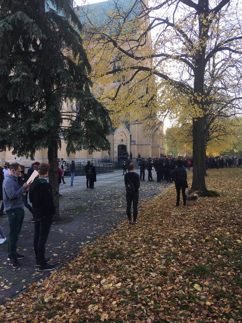 Kolejny protest na ul. Piotrkowskiej w Łodzi! Protestujący weszli do katedry... ZDJECIA