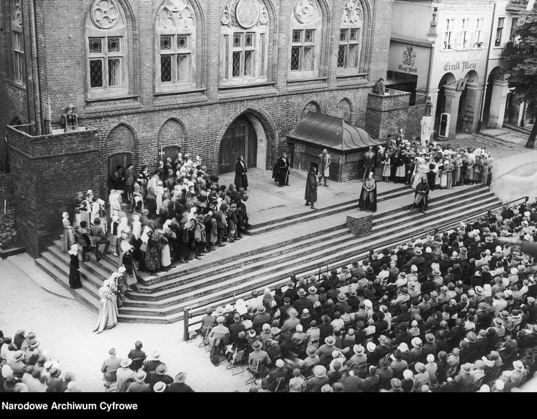<strong>Malbork, 1931</strong><br /> <br /> Uroczystości w Malborku ku czci Zakonu Krzyżackiego. Uczestnicy uroczystości oglądają przedstawienie historyczne. Malbork w plebiscycie w 1920 roku opowiedział się za przynależnością do Niemiec.