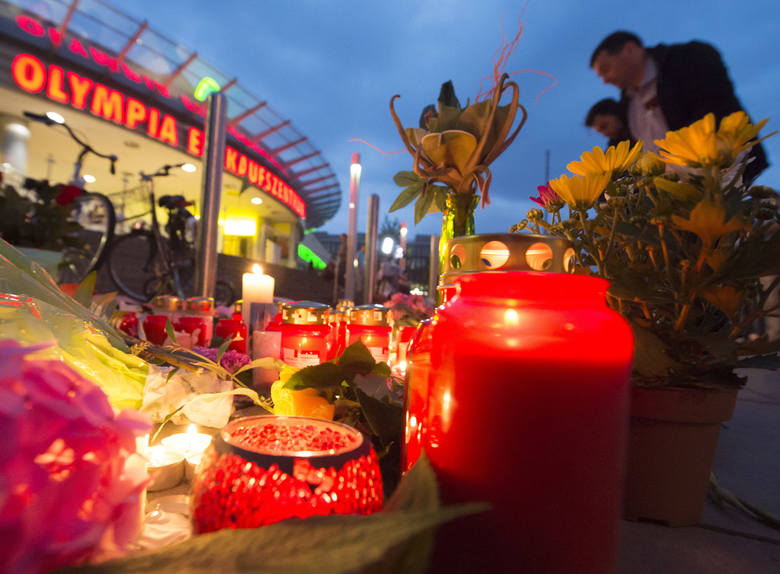 Monachium jest pogrążone w żałobie. Ludzie składają w miejscu strzelaniny kwiaty i zapalają znicze.